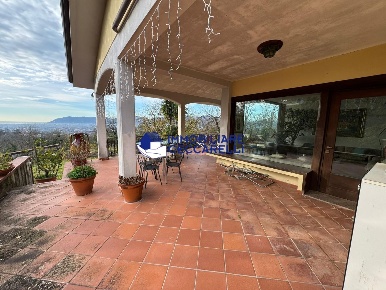 Foto Villa unifamiliare a Castelnuovo Magra di 450 m² con 20 locali