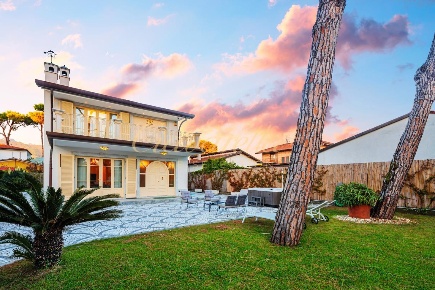 Foto Villa unifamiliare a Forte dei Marmi Vittoria Apuana di 350 m²