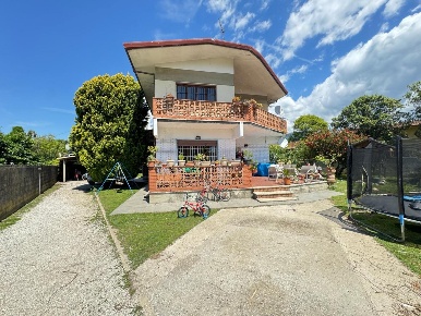 Foto Casa indipendente a Forte dei Marmi Centro di 180 m² con 6 locali