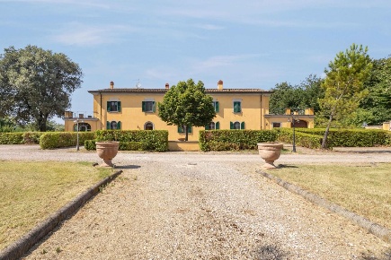Foto Villa unifamiliare a Bientina Centro di 510 m² con 10 locali