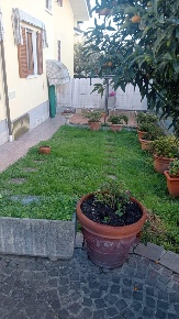 Foto Villa bifamiliare a Luni di 200 m² con 8 locali in vendita
