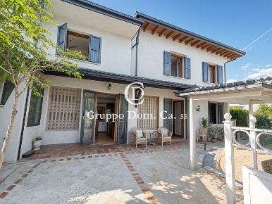 Foto Villa bifamiliare a Forte dei Marmi Centro di 90 m² con 6 locali