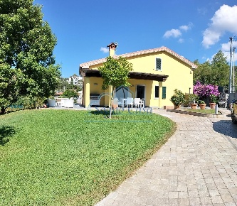 Foto Villa bifamiliare a Castelnuovo Magra Centro di 400 m² con 10 locali