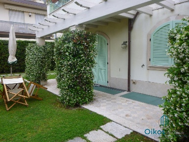 Foto Villa bifamiliare a Forte dei Marmi Vittoria Apuana di 180 m²