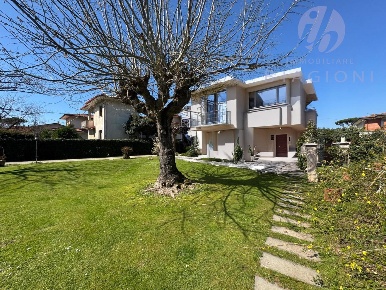 Foto Villa unifamiliare a Forte dei Marmi Vaiana di 200 m² con 11 locali