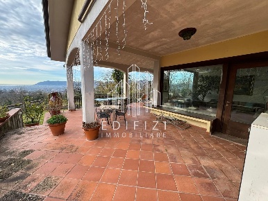 Foto Villa unifamiliare a Castelnuovo Magra di 450 m² con 20 locali