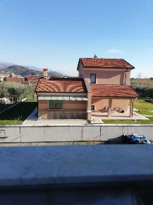 Foto Villa unifamiliare a Luni di 280 m² con 13 locali in vendita
