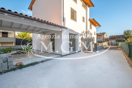 Foto Villa bifamiliare a Bientina Centro di 150 m² con 6 locali in vendita