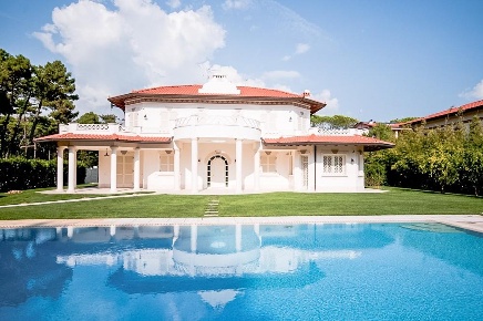 Foto Villa unifamiliare a Forte dei Marmi Centro di 600 m² con 12 locali
