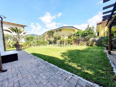 Foto Villa bifamiliare a Luni Casano Dogana Isola di 128 m² con 5 locali