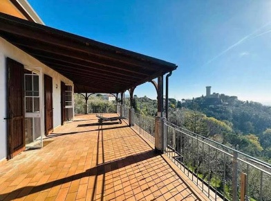Foto Villa unifamiliare a Castelnuovo Magra di 400 m² con 6 locali