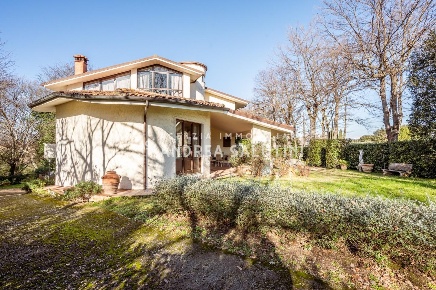Foto Villa unifamiliare a Bientina Santa Colomba di 530 m² con 10 locali