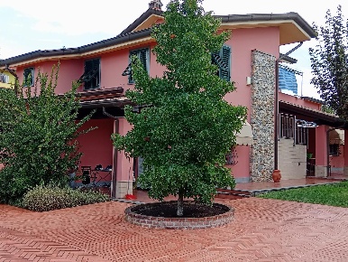Foto Villa unifamiliare a Castelnuovo Magra Centro di 250 m² con 8 locali