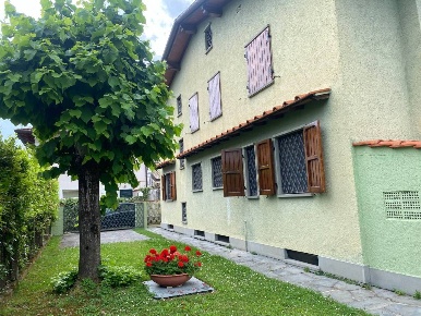 Foto Villa unifamiliare a Forte dei Marmi Centro di 130 m² con 6 locali