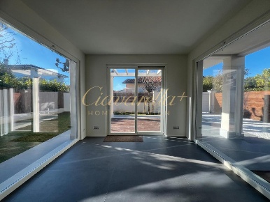 Foto Villa unifamiliare a Forte dei Marmi Centro di 152 m² con 5 locali