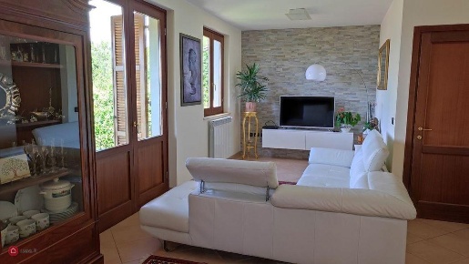 Foto Villa bifamiliare a Castelnuovo Magra Centro di 200 m² con 7 locali