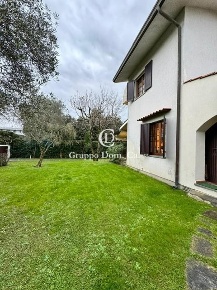 Foto Villa unifamiliare a Forte dei Marmi Centro di 130 m² con 6 locali