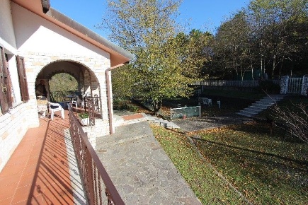 Foto Villa unifamiliare a Bolano di 380 m² con 14 locali in vendita