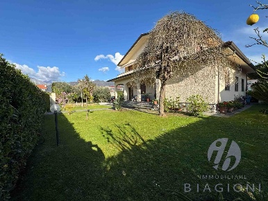 Foto Villa unifamiliare a Forte dei Marmi Vaiana di 250 m² con 12 locali
