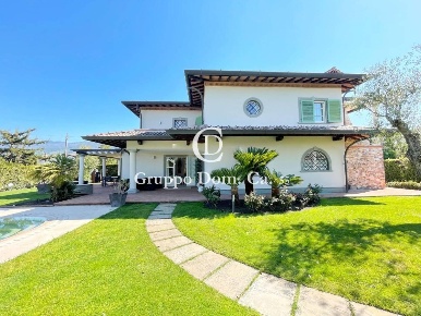 Foto Villa unifamiliare a Forte dei Marmi Vittoria Apuana di 360 m²