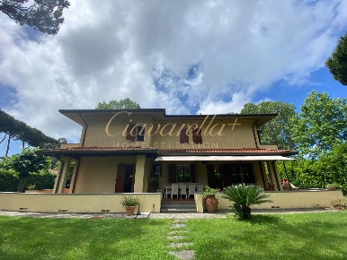 Foto Villa unifamiliare a Forte dei Marmi Centro di 360 m² con 6 locali