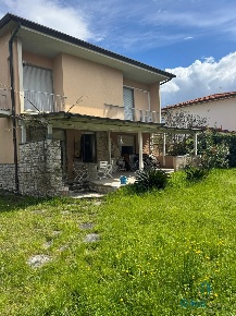 Foto Villa bifamiliare a Forte dei Marmi Centro di 150 m² con 6 locali
