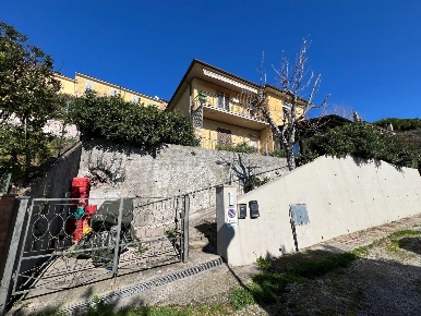 Foto Villa bifamiliare a Castagneto Carducci Centro di 240 m² con 8 locali