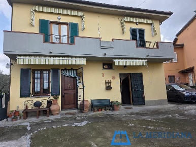 Foto Casa indipendente a Lamporecchio Centro di 174 m² con 9 locali