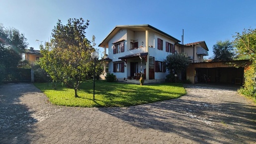 Foto Villa bifamiliare a Forte dei Marmi Vittoria Apuana di 120 m²