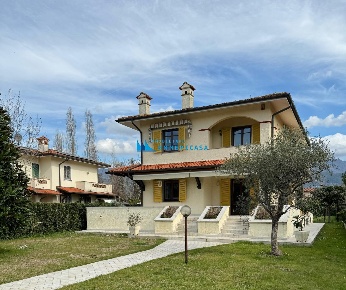Foto Villa unifamiliare a Forte dei Marmi Centro di 180 m² con 6 locali