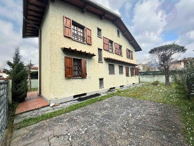 Foto Casa indipendente a Forte dei Marmi Centro di 145 m² con 6 locali
