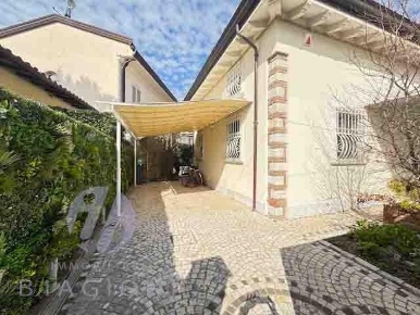 Foto Villa unifamiliare a Forte dei Marmi Centro di 200 m² con 8 locali