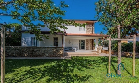 Foto Villa unifamiliare a Forte dei Marmi Centro di 231 m² con 10 locali