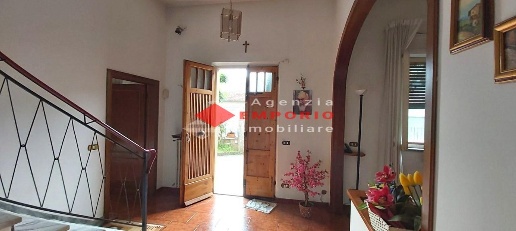 Foto Casa indipendente a Vicopisano Centro di 280 m² con 11 locali