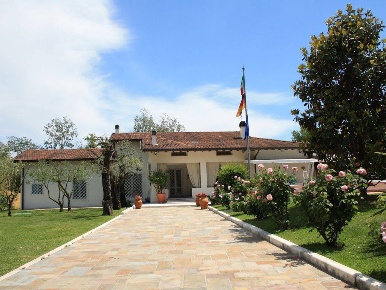 Foto Villa unifamiliare a Forte dei Marmi di 350 m² con 11 locali