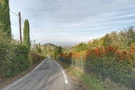 Foto Villa unifamiliare a Albinea di 230 m² con 8 locali in vendita
