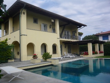 Foto Villa unifamiliare a Forte dei Marmi Centro di 400 m² in vendita