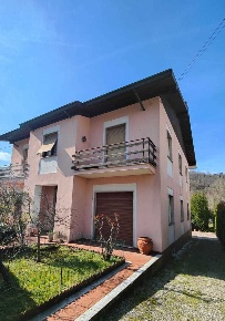 Foto Villa unifamiliare a Fivizzano di 328 m² con 12 locali in vendita