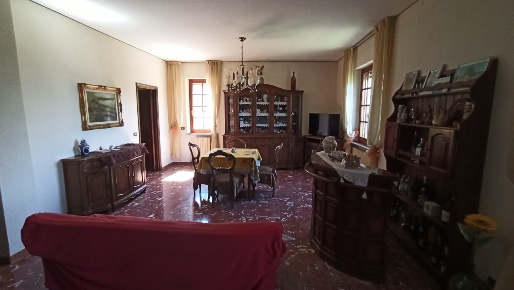 Foto Villa unifamiliare a Castelnuovo Magra di 500 m² con 13 locali
