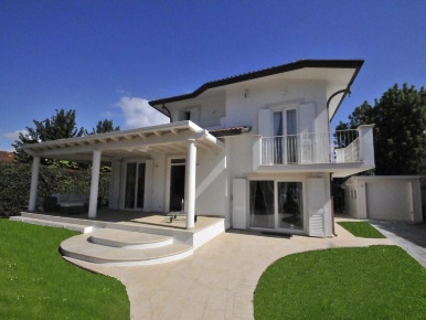 Foto Villa unifamiliare a Forte dei Marmi Centro di 220 m² con 7 locali