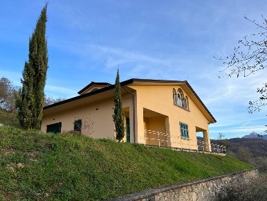 Foto Villa unifamiliare a Fivizzano di 250 m² con 8 locali in vendita