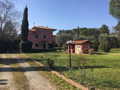 Foto Villa unifamiliare in Viale Malaspina 19, Castelnuovo Magra di 510 m²