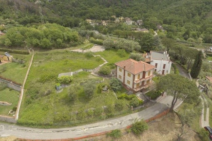 Foto Villa unifamiliare a Castelnuovo Magra di 250 m² con 10 locali