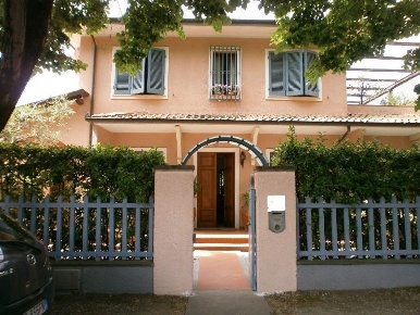 Foto Villa unifamiliare a Forte dei Marmi Centro di 250 m² in vendita