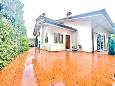 Foto Villa unifamiliare a Forte dei Marmi di 150 m² con 6 locali in affitto