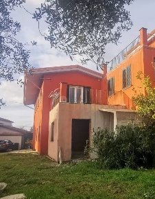 Foto Appartamento a Castelnuovo Magra di 150 m² con 8 locali in vendita