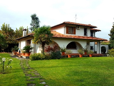 Foto Villa unifamiliare a Forte dei Marmi Centro di 220 m² con 6 locali