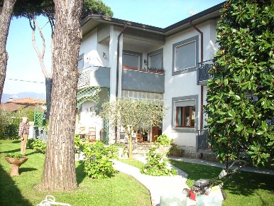 Foto Villa unifamiliare a Forte dei Marmi Centro di 300 m² in vendita