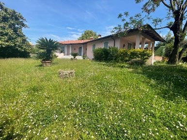 Foto Villa unifamiliare a Luni di 254 m² con 11 locali in vendita