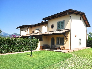 Foto Villa a schiera a Forte dei Marmi Centro di 190 m² in vendita